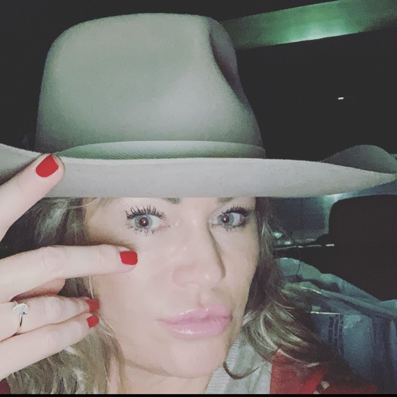 Meet your Posher, Ceri - Picture 1 of 2